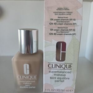 Clinique Superbalanced Makeup CN 40 Cream Chamois - Beige